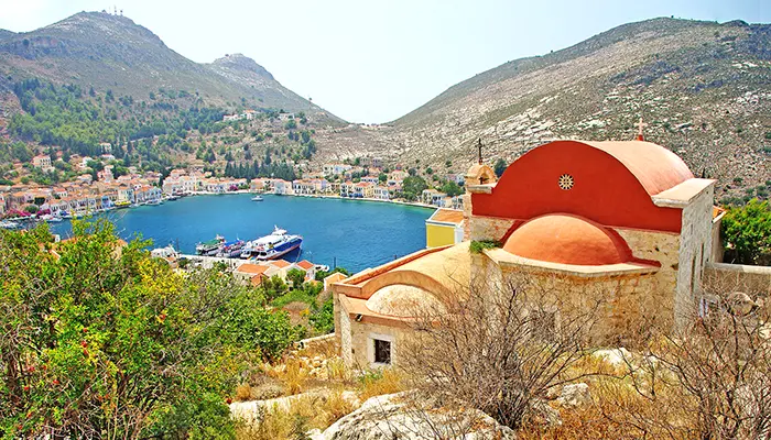 Meis Adası'nda Agios Georgios tou Vounou Manastırı'na yürüyün.