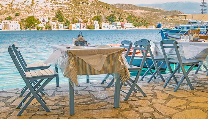 Meis Adası'nda deniz kenarında taze deniz ürünlerinin tadını çıkarın.