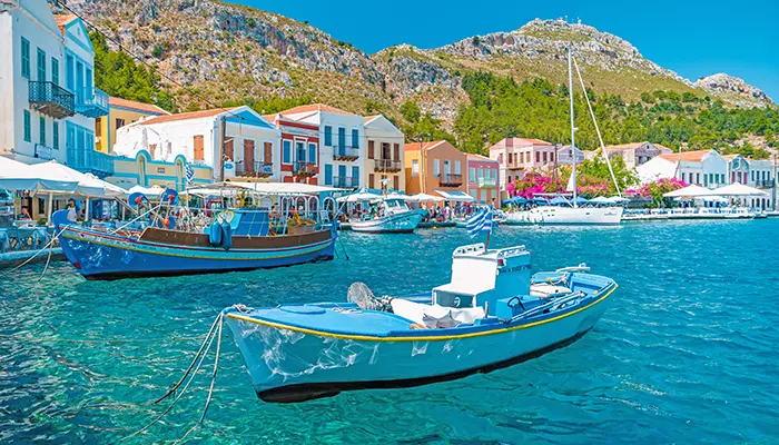 Meis Adası'nda rengarenk limanda gezinin.
