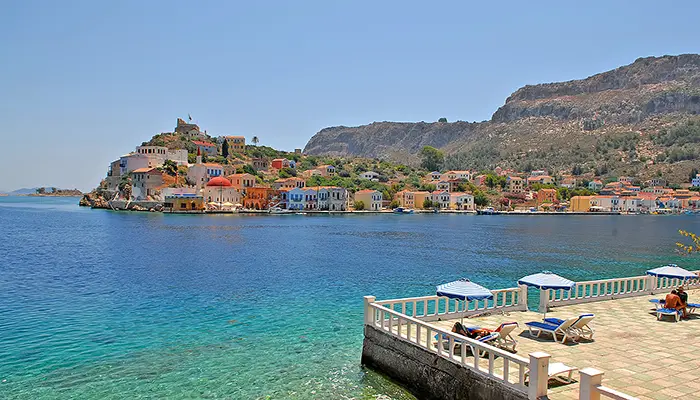 Meis Adası'nda limandan denize atlayın.