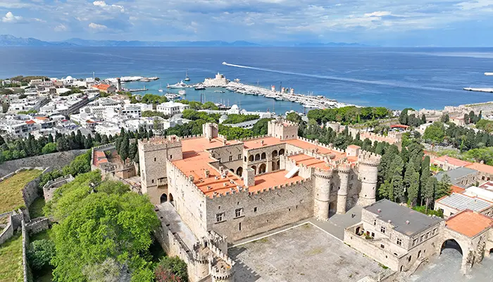 Rodos Adası'nda Büyük Üstat Sarayı'nı ziyaret edin.