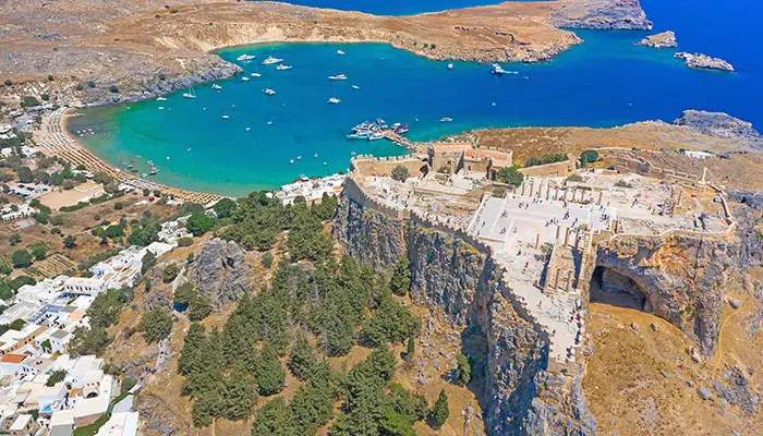 Rodos Adası'nda Lindos Akropolü'nü ziyaret edin.