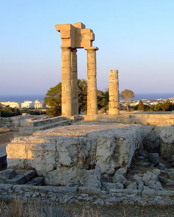 Rodos Adası'nda Rodos Akropolü'ne yolunuzu düşürün.