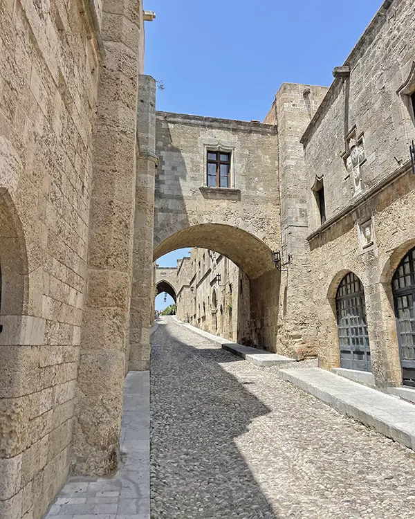 Rodos Adası'nda Rodos Ortaçağ Şehri'nde dolaşın.