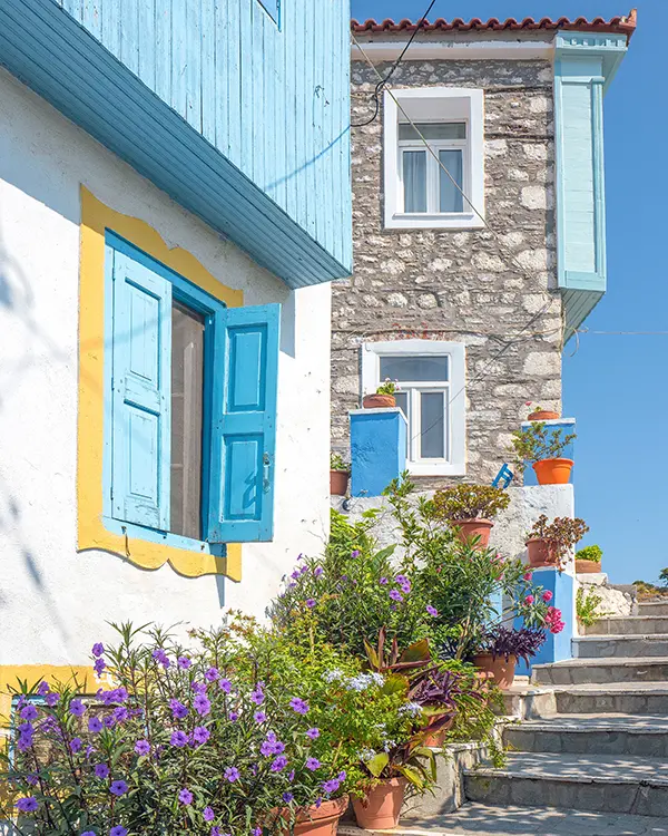 Samos adasındaki Kokkari Köyü'nde gezinin.